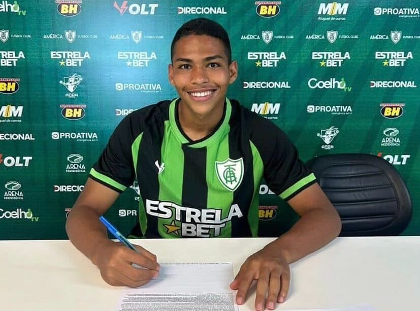 Luan Andrey com a camisa do América-MG; jovem deixou o Flamengo