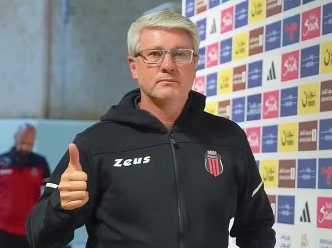 Odair Hellmann em jogo do Al Riyadh; treinador brasileiro comparou trabalhos de Jorge Jesus no Al Hilal e no Flamengo de 2019