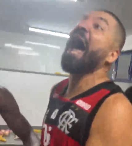 Olivinha comemora vitória do Flamengo no NBB