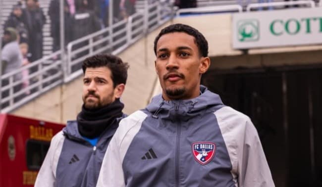 Pedrinho em jogo de pré-temporada do FC Dallas; atacante cria do Flamengo faz parte de plano de André Zanotto de levar mais jovens para MLS