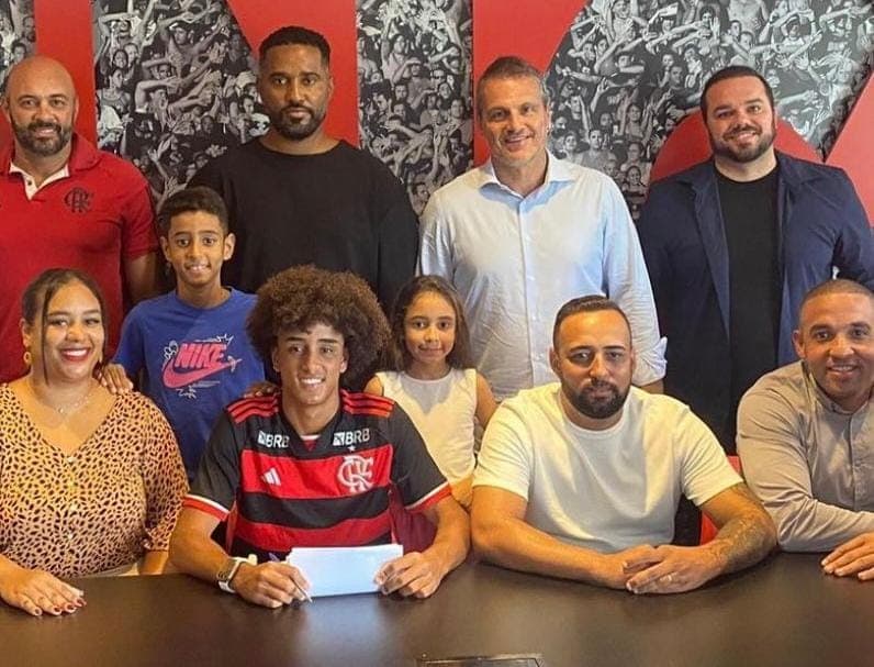 Ryan Roberto assina contrato com o Flamengo
