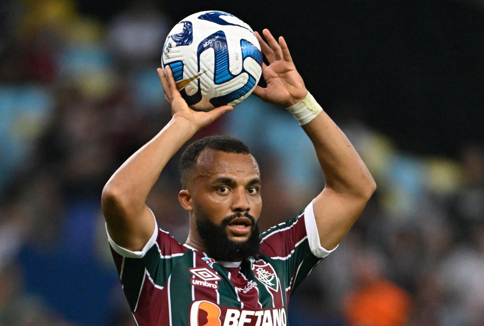 Samuel Xavier cobra lateral para o Fluminense