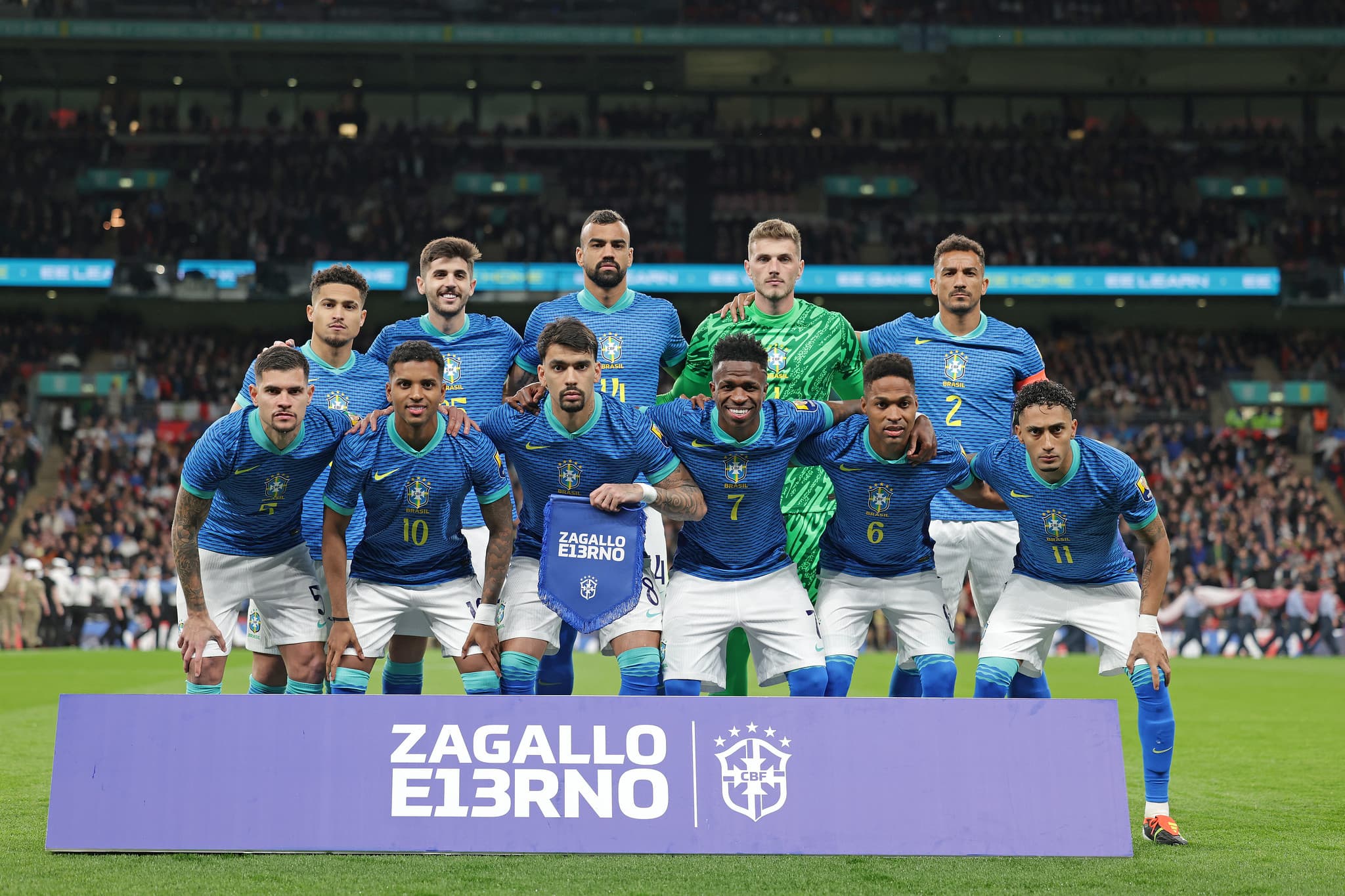 Seleção Brasileira posa para foto antes de jogo contra a Inglaterra