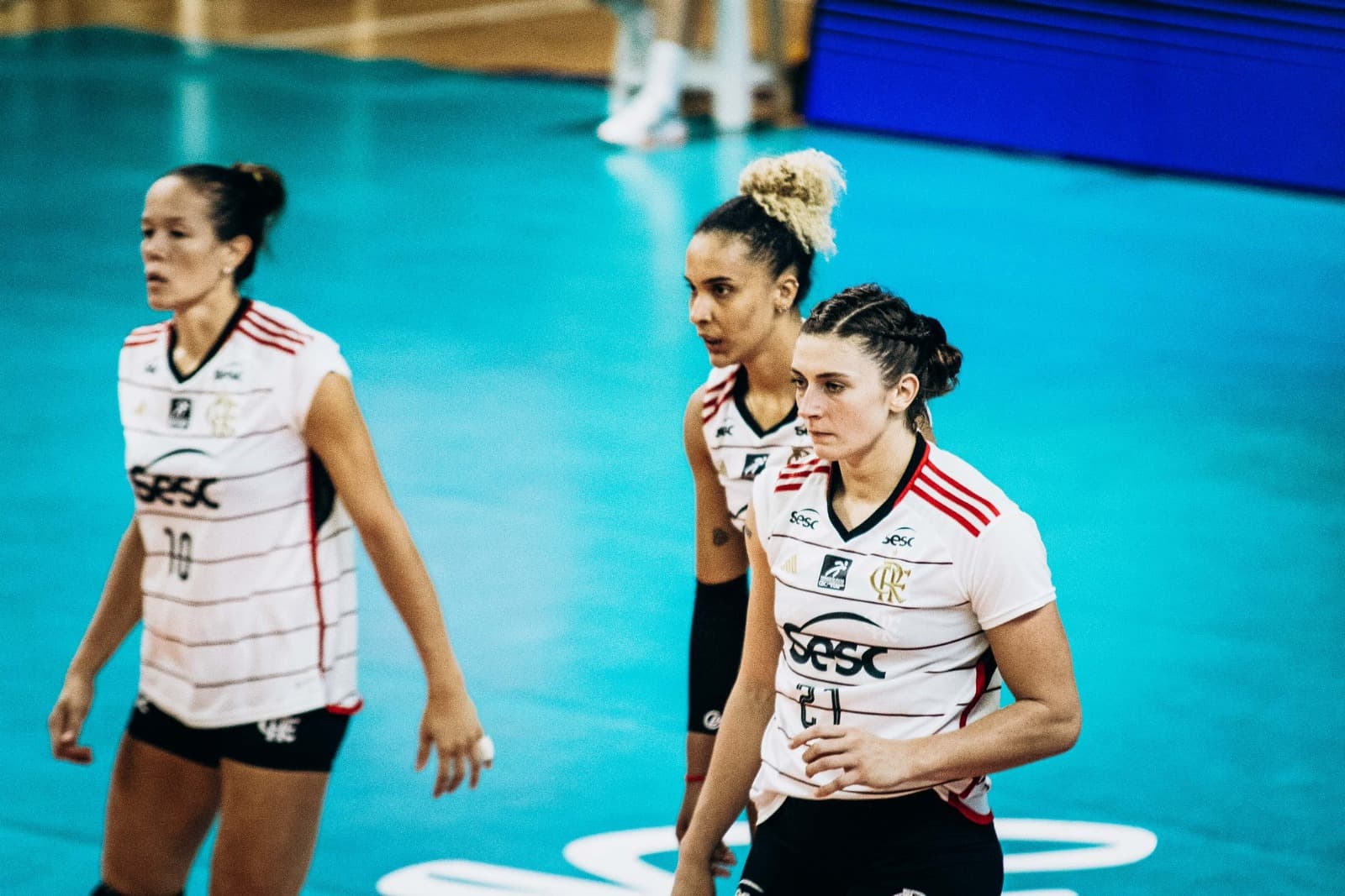 Michelle, Sabrina e Roni esperam saque em partida do Sesc Flamengo; jornalista aponta que time sofrerá forte redução no orçamento para a Superliga