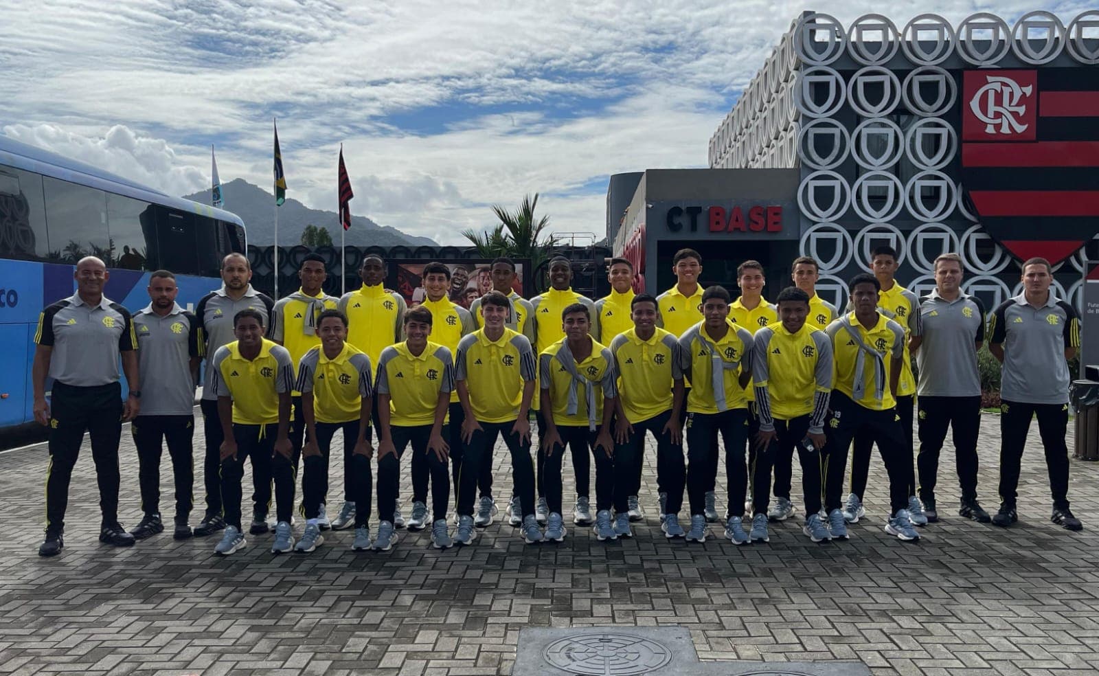 Sub-15 do Flamengo embarcando para Portugal