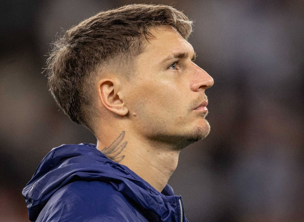 Varela em amistoso da Seleção Uruguaia; lateral do Flamengo foi liberado antes do fim da Data Fifa para acompanhar nascimento da filha