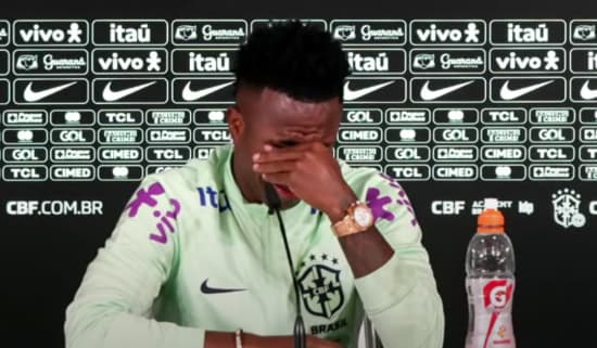 Vini Jr chorou em coletiva ao falar sobre os ataques racistas que vem sofrendo na Espanha