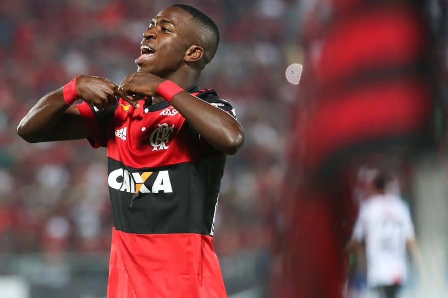 Vini Jr comemora primeiro gol pelos profissionais do Flamengo em jogo com o Palestino; Mengão reencontra time chileno na Libertadores