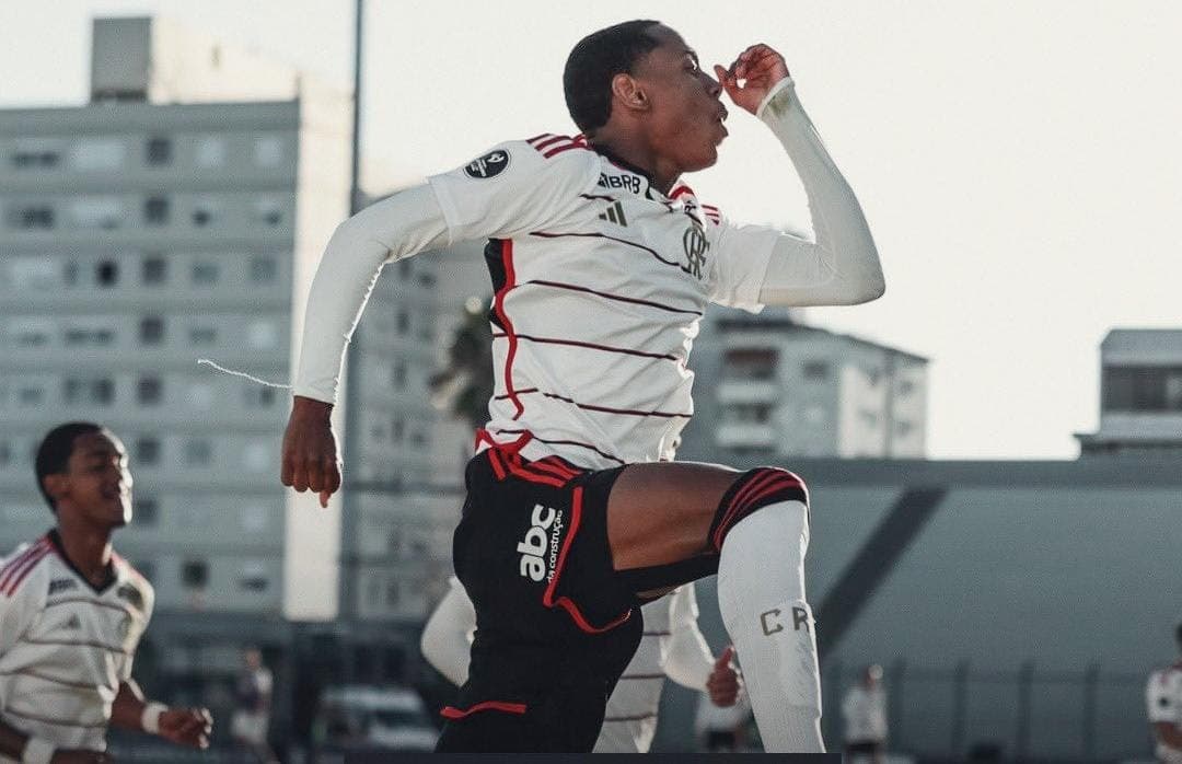 Wallace Yan comemora gol pelo Flamengo