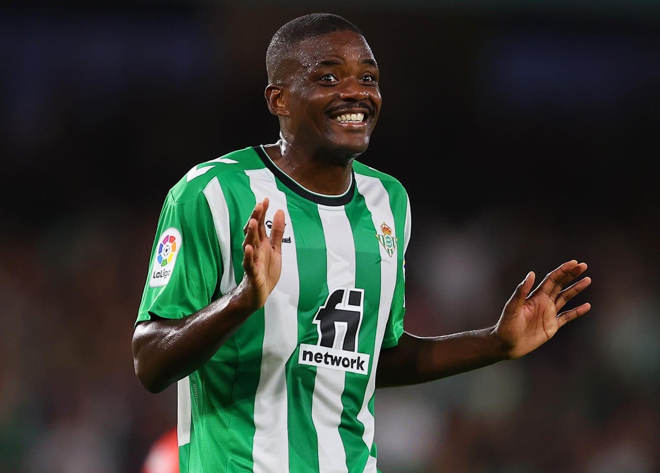 William Carvalho sorri com a camisa do Real Betis