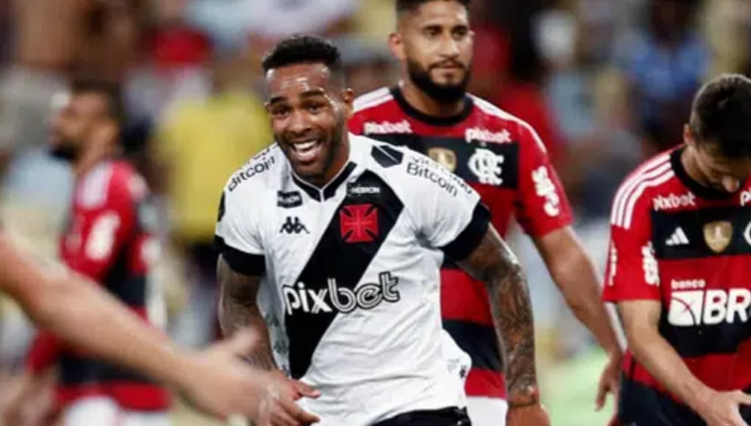 alex teixeira em jogo contra o flamengo