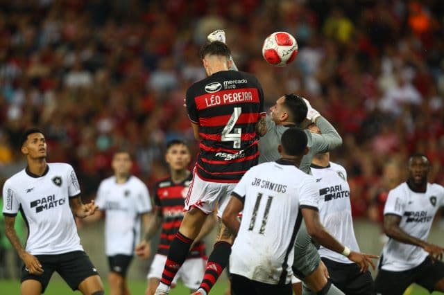 Após eliminar o Bragantino, o Botafogo pode enfrentar o Flamengo na Libertadores; sorteio da fase de grupos acontece no dia 18