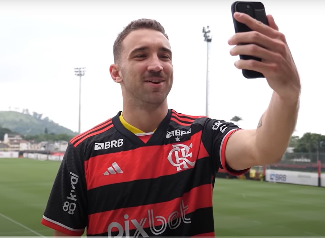 Leo Ortiz no Ninho do Urubu.Flamengo fez sua 2ª janela mais cara da história para trazer De La Cruz, Viña e Leo Ortiz; Braz e Landim já gastaram quase R$ 1 bi desde 2019