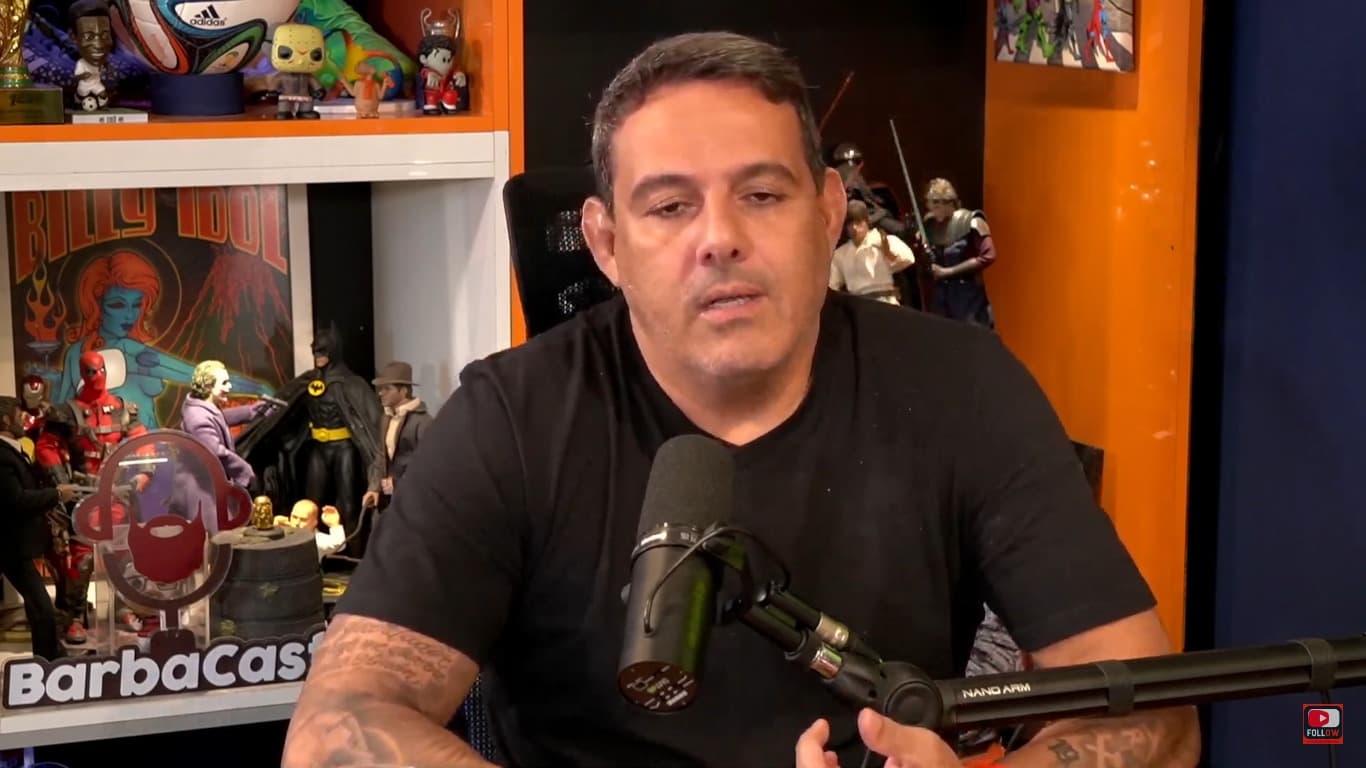 Cacau Cottaa durante entrevista. Dirigente do Flamengo visitou sede da CBF para cobrar questionamentos. Caso repercutiu mal e relação com Marcos Braz não é boa, segundo Venê Casagrande.