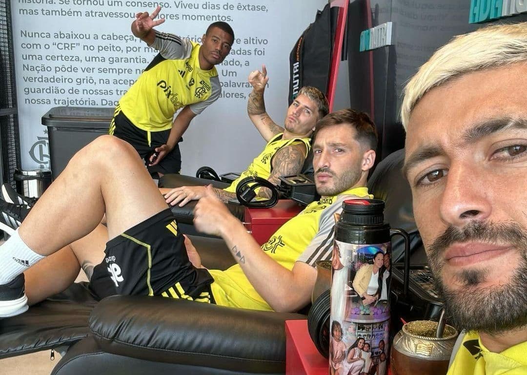 Os quatro uruguaios do elenco do Flamengo. Conselho Técnico da CBF aumenta limite de estrangeiros de 7 para 9 e determina que visitantes poderão treinar na véspera em grama sintética