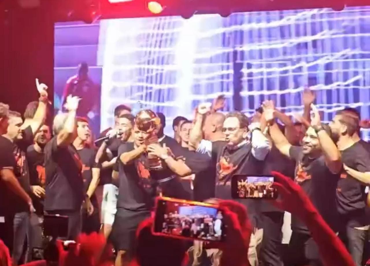 Dunshee sobe no palco com colegas de vítimas do Ninho dias após documentário expor insatisfação de famílias com sua atuação após tragédia