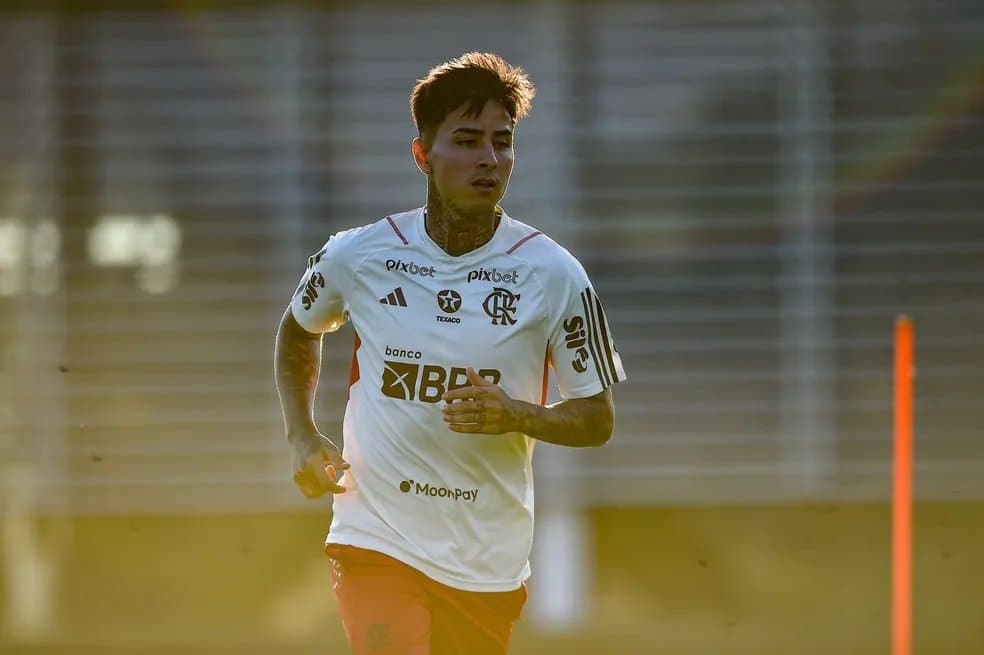 erick pulgar em treino no flamengo