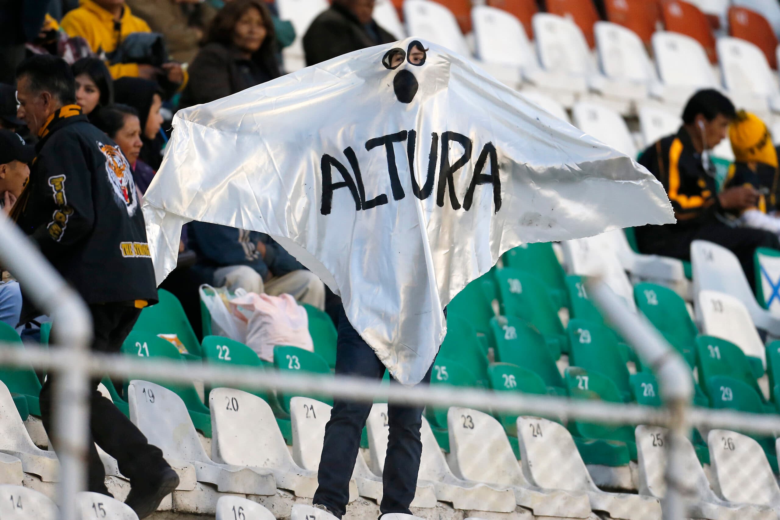Torcedor se fantasia de "Fantasma da altitude"; Flamengo irá encarar Bolívar e Millonarios na Libertadores