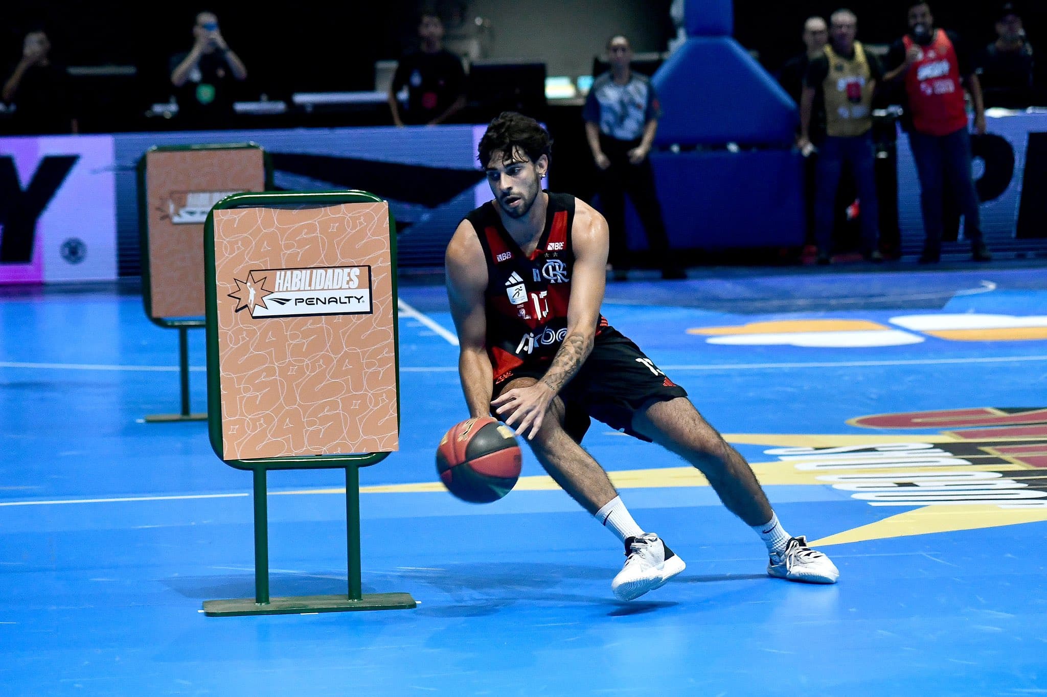 Felipe Motta representando o Flamengo no desafio de habilidades do NBB