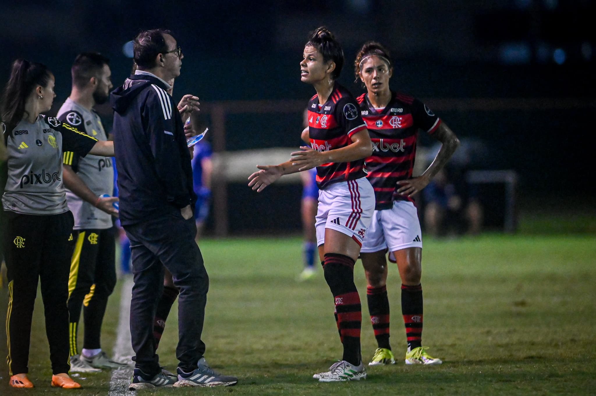 Jogadoras do Flamengo reunidas com técnico Maurício Salgado