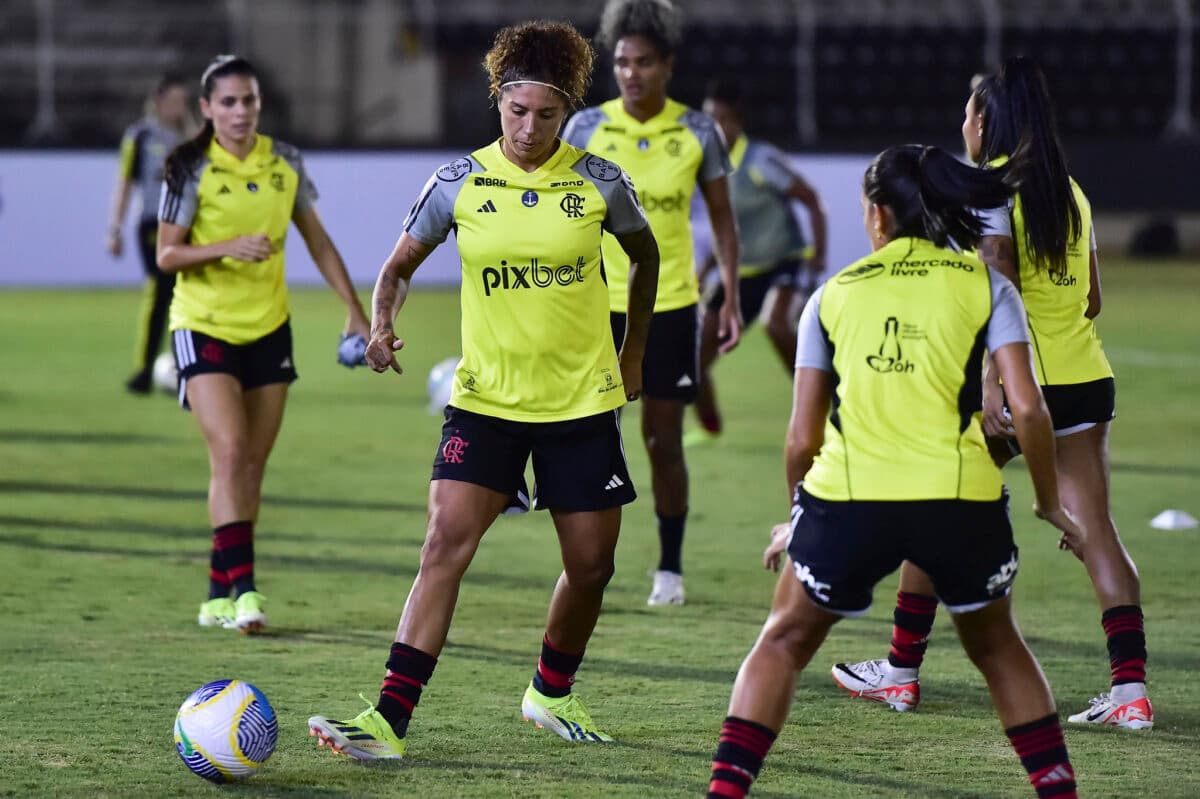 Atletas do Flamengo se aquecem antes de jogo do Brasileirão Feminino