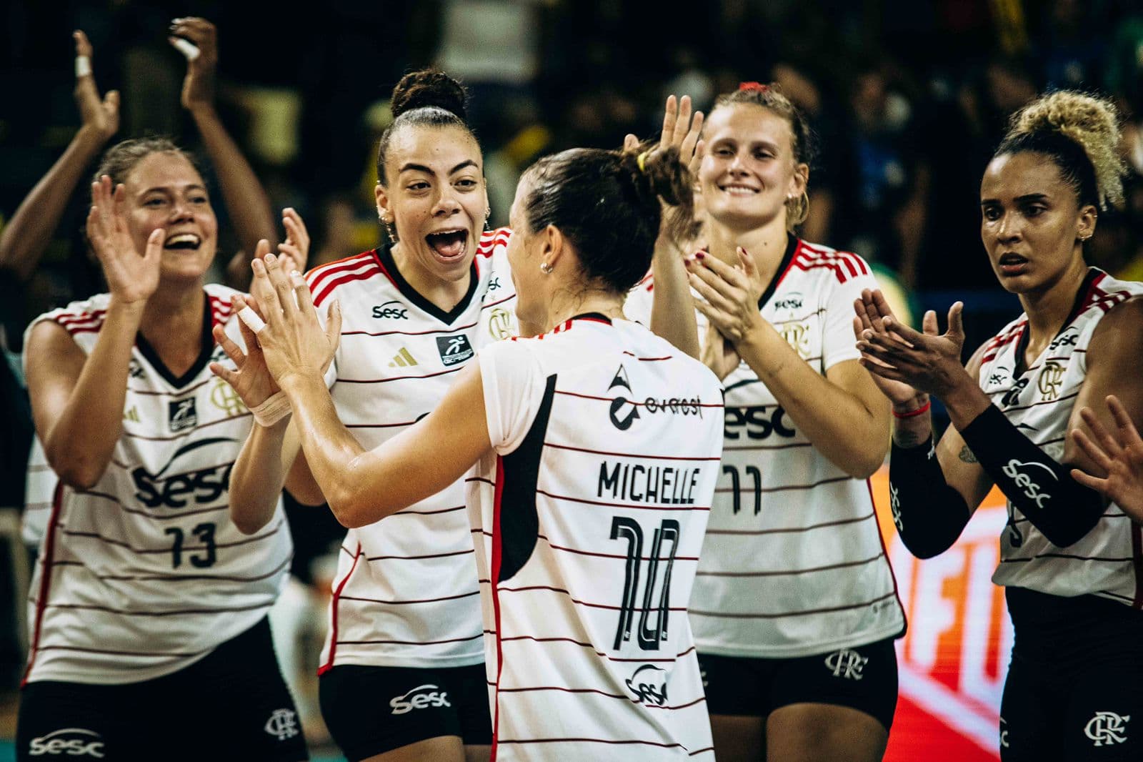 Jogadoras do Flamengo comemoram vitória contra o Praia Clube, pela Superliga