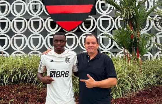 Hassan Haruna, novo reforço do Flamengo, posa para foto no Ninho do Urubu