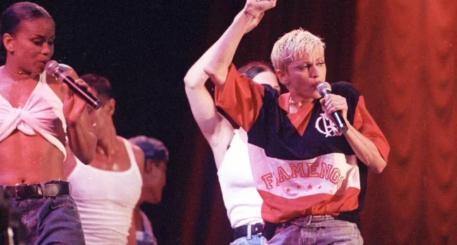 Madonna com a camisa do Flamengo em show no Maracanã em 1993. Cantora fez primeiro show no Brasil no Maracanã há 31 anos; em 2024, apresentação de Madonna deve acontecer na Praia de Copacabana