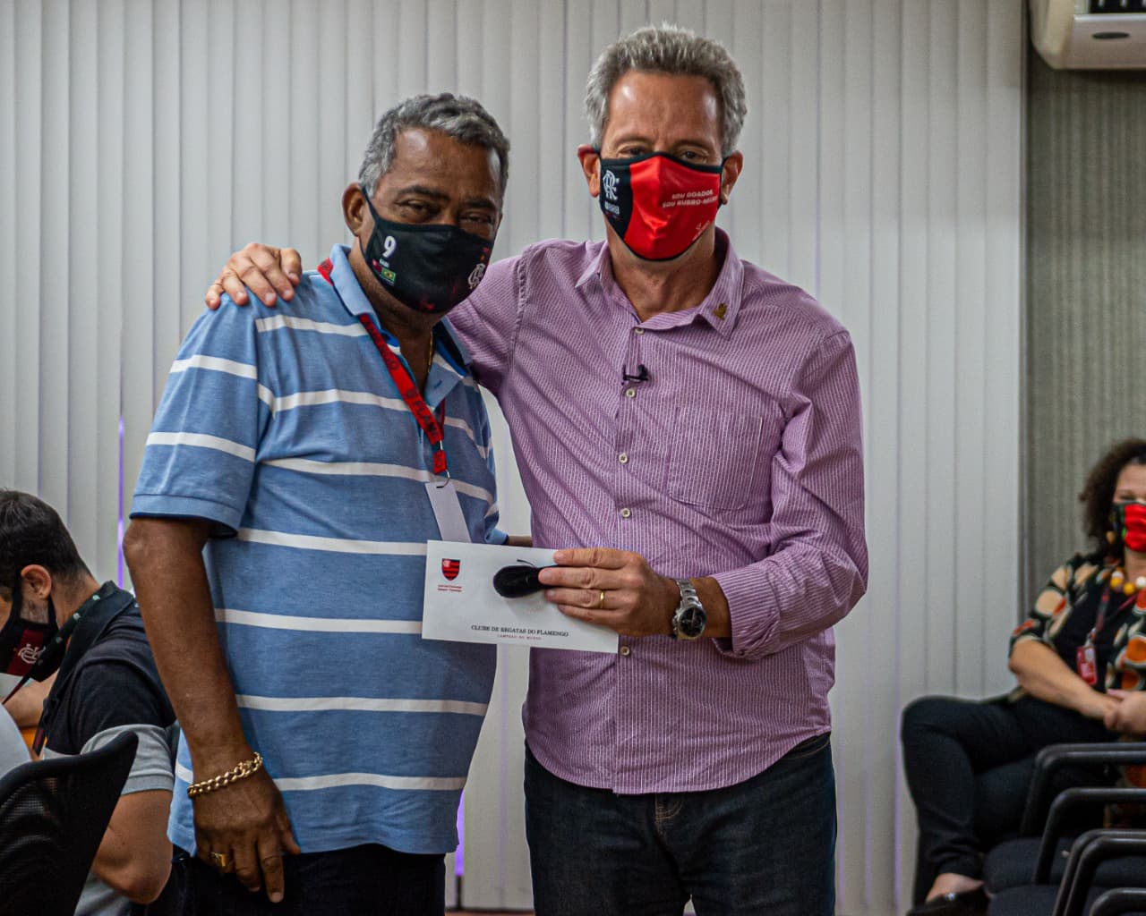 Pinheiro recebe de Landim medalha pelo título do Brasileiro de 2020., Toyota Corolla de Pinheiro tinha sido roubado por bandidos com fuzis na 6ª; chefe de segurança é um dos funcionários mais antigos do Flamengo