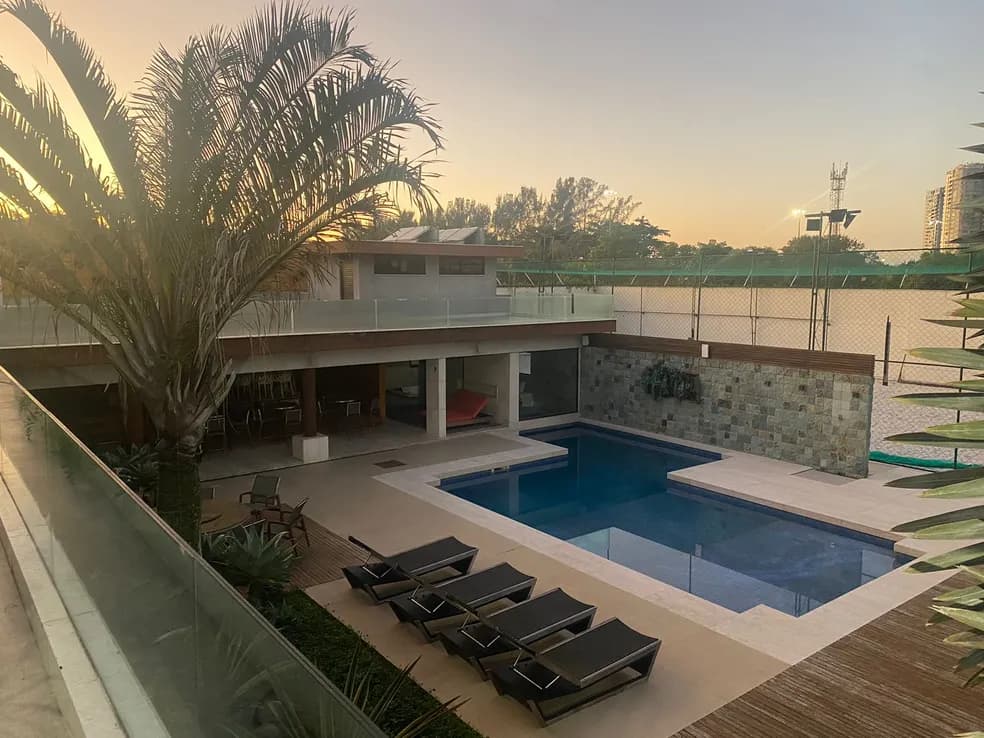 Pulgar paga R$ 70 mil por mês a ex-mulher de Bernardo Bello, filha de bicheiro Miro; 'Casa de Vidro' tem fachada espelhada e blindada