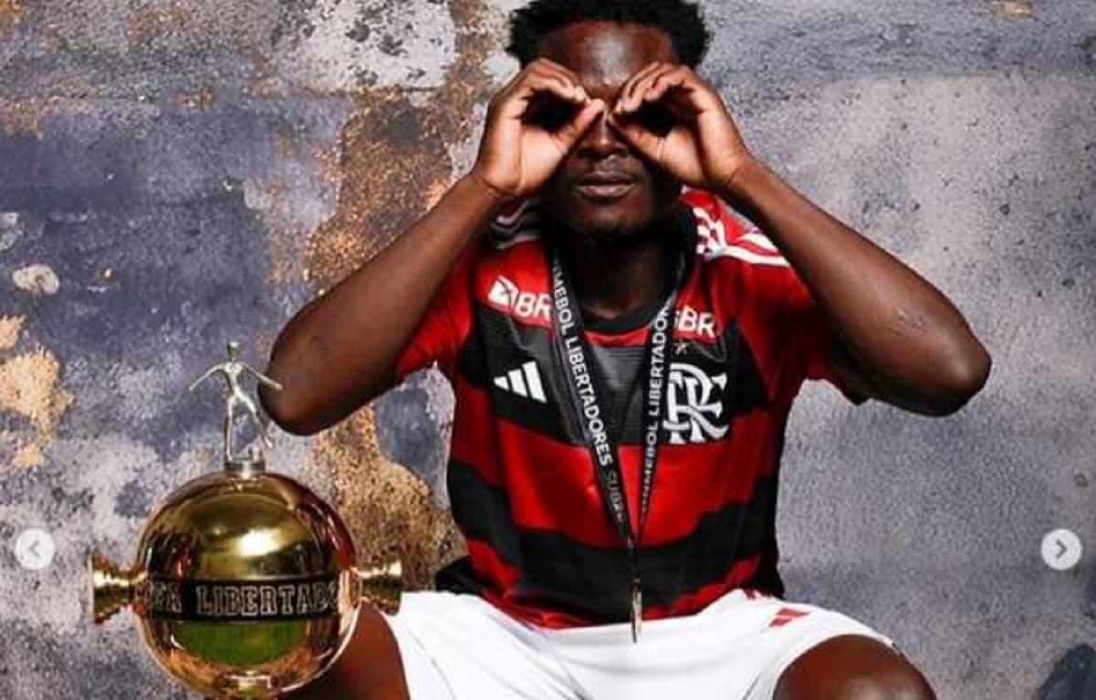Shola posa com troféu da Libertadores Sub-20 fazendo gesto de binóculo com as mãos