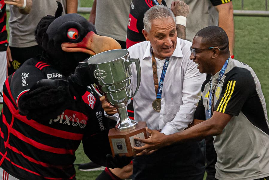 tite levanta taça pelo flamengo