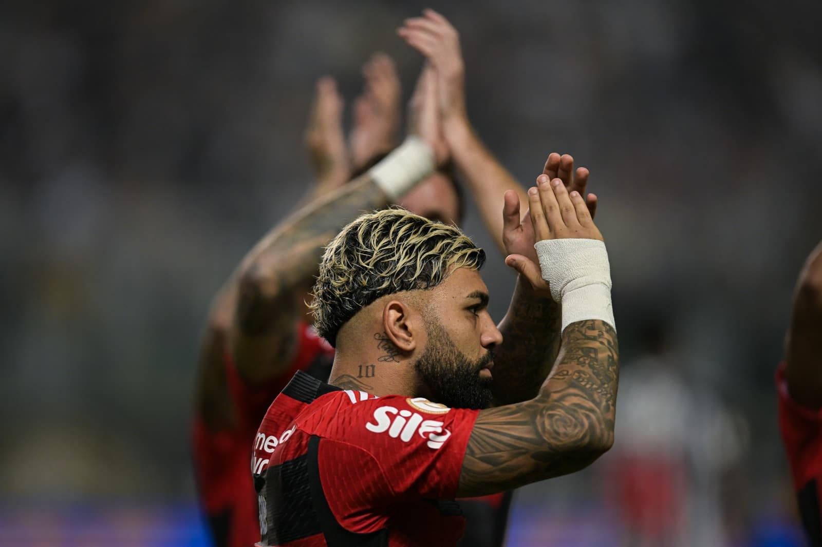 Torcida ainda busca autorização da PM para distribuir adesivos com hashtag Fechado com Gabigol dentro do Maracanã