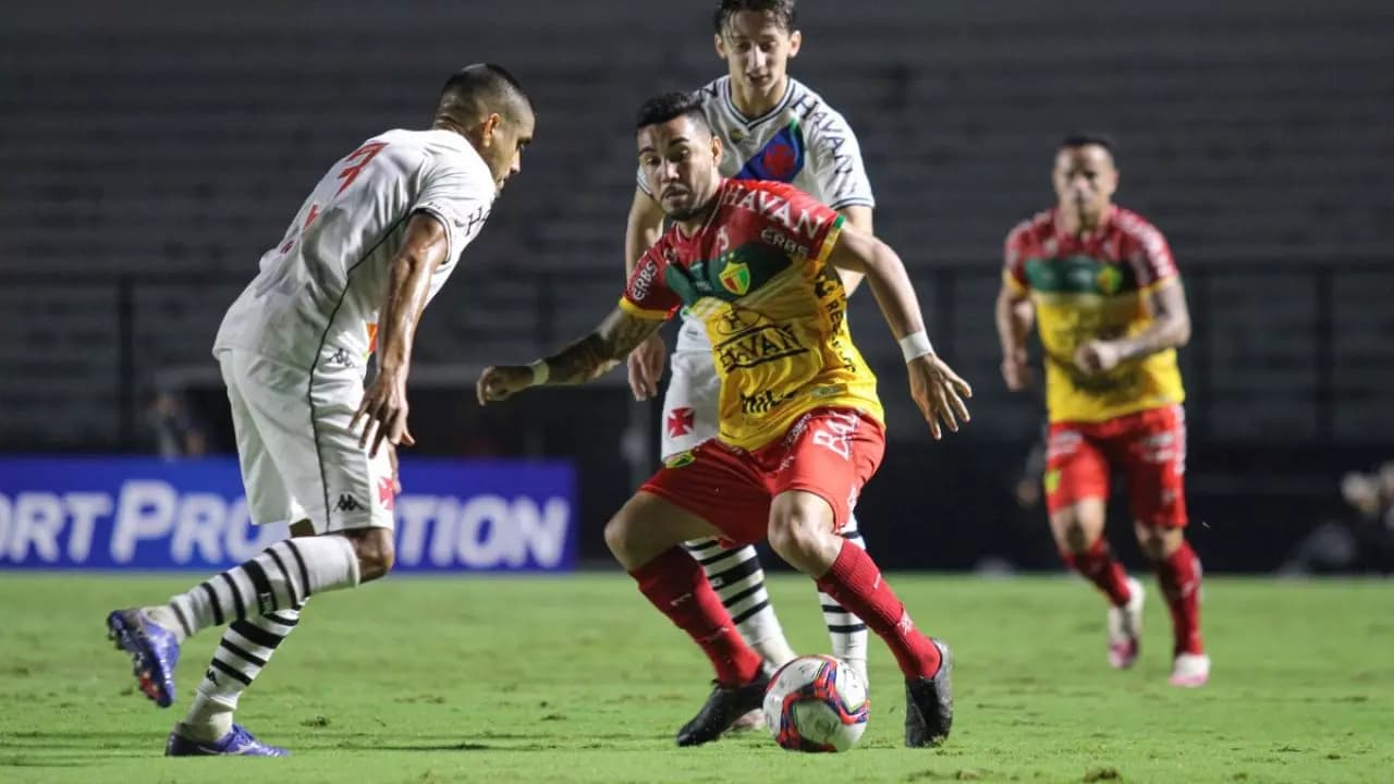 Jogo entre Vasco e Brusque pela Série B de 2022. Para garantir mais jogos e competir com Fla e Flu, Vasco propõe em licitação realizar jogos do Santos e do Brusque no Maracanã