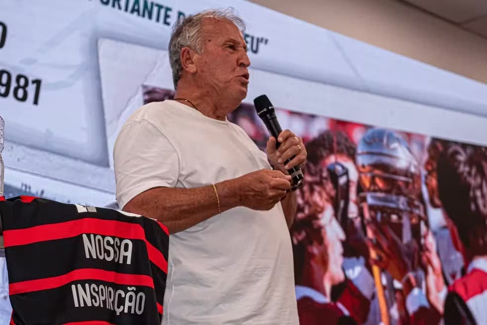 Zico em palestra no Ninho do Urubu; Galinho doou camisas e itens para rifa que visa ajudar vítimas de enchente em Mimoso do Sul