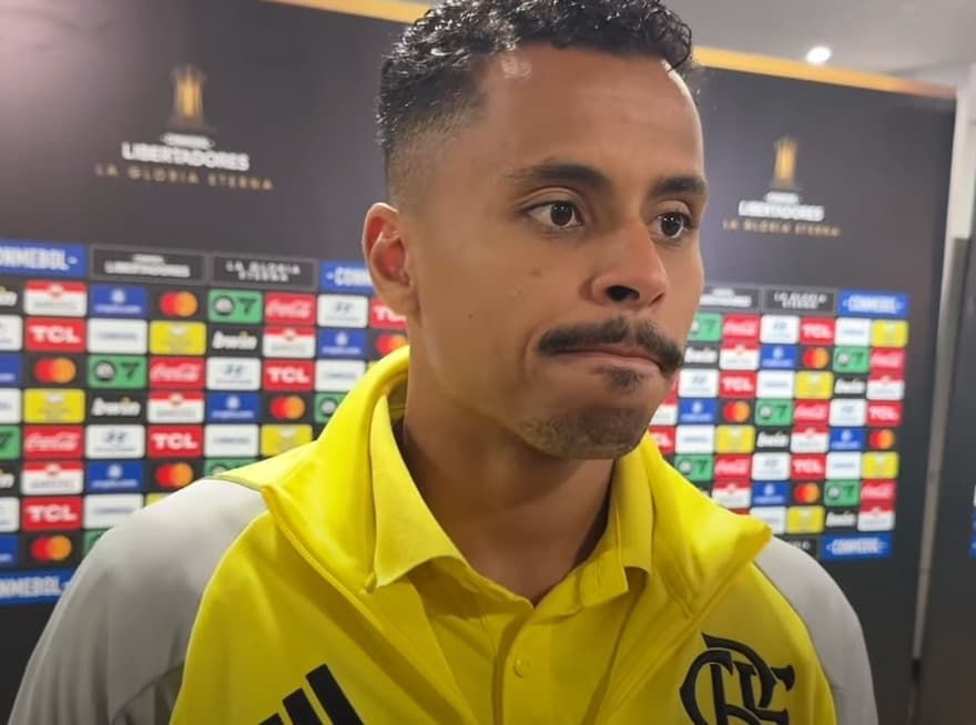 Allan durante zona mista após Flamengo x Millonarios; meia elogiou Tite e pediu foco na maratona de jogos