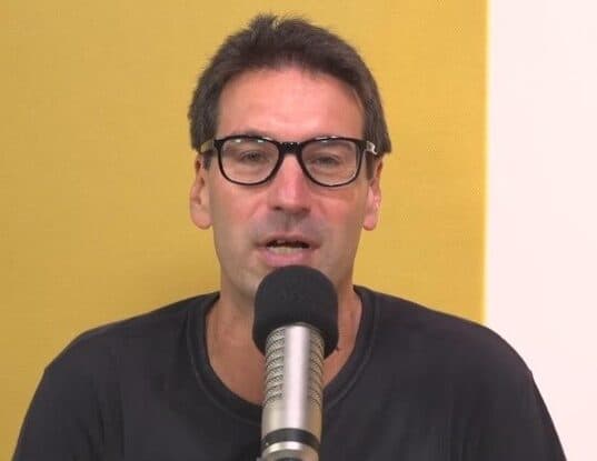 Arnaldo Ribeiroem transmissão ao vivo no Youtube; jornalista detonou arbitragem de Flamengo x Atlético-GO, mas minimizou lance similar em jogo do São Paulo em 2022