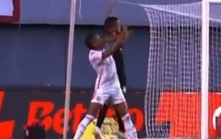 Bruno Henrique sofre cotovelada e pênalti no fim do jogo do Flamengo