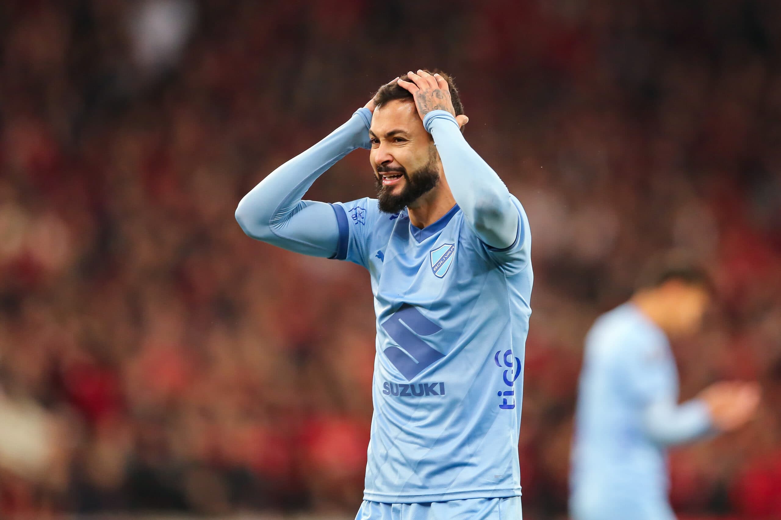 Atacante brasileiro Bruno Sávio lamenta chance perdida em jogo do Bolívar na Libertadores 2023