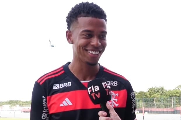 Carlinhos em sua primeira entrevista como jogador do Flamengo; jogador falou sobre estreia e mandou recado para Tite
