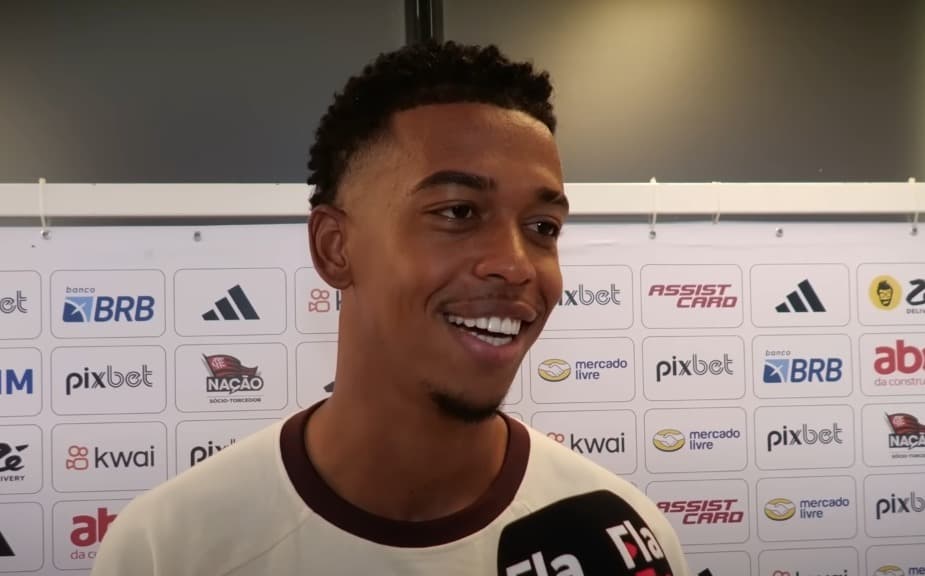 Carlinhos sorri ao falar sobre possível estreia em Flamengo x Atlético-GO