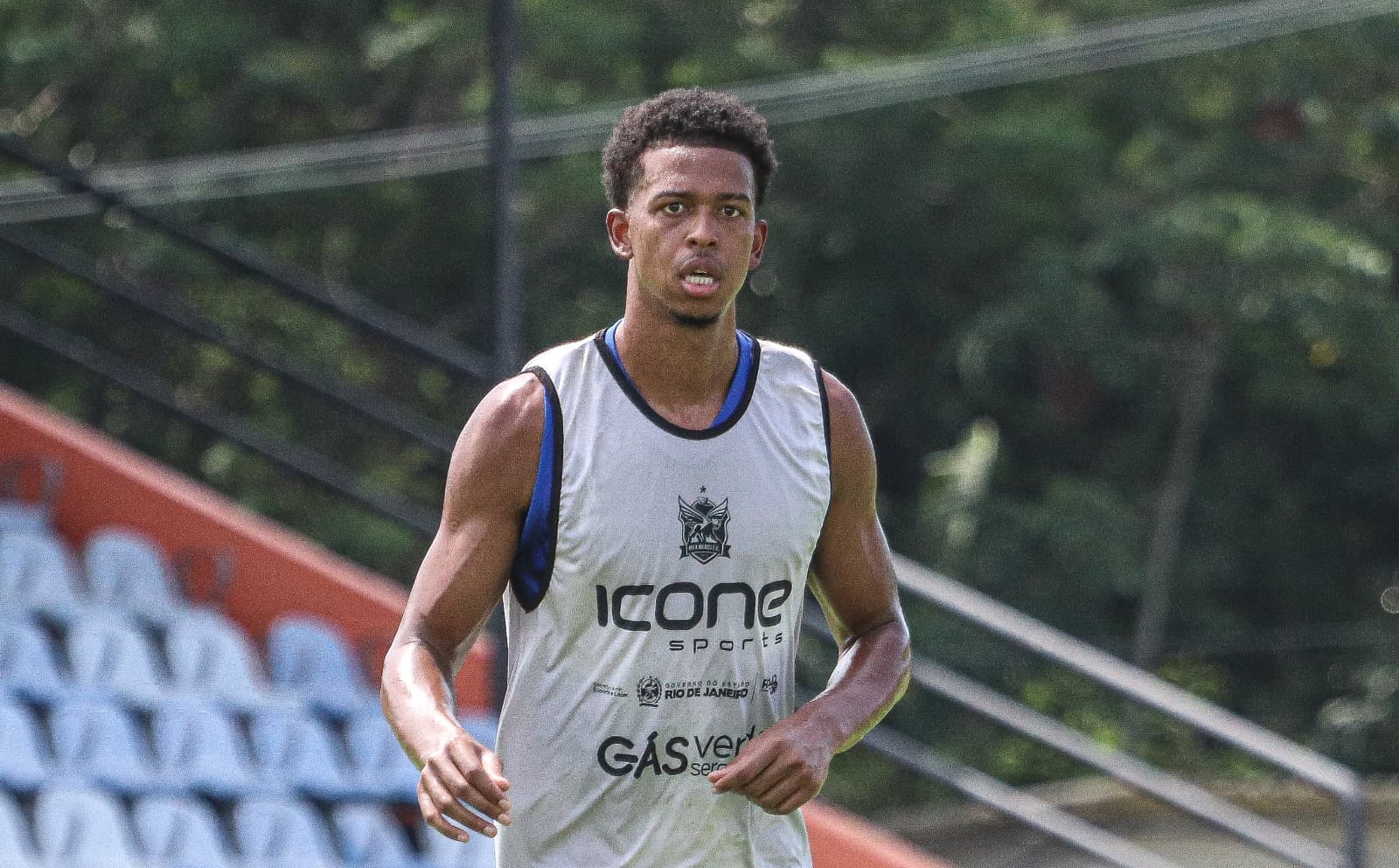 Carlinhos em treino do Nova Iguaçu; atacante se apresenta ao Flamengo nesta segunda-feira (8)