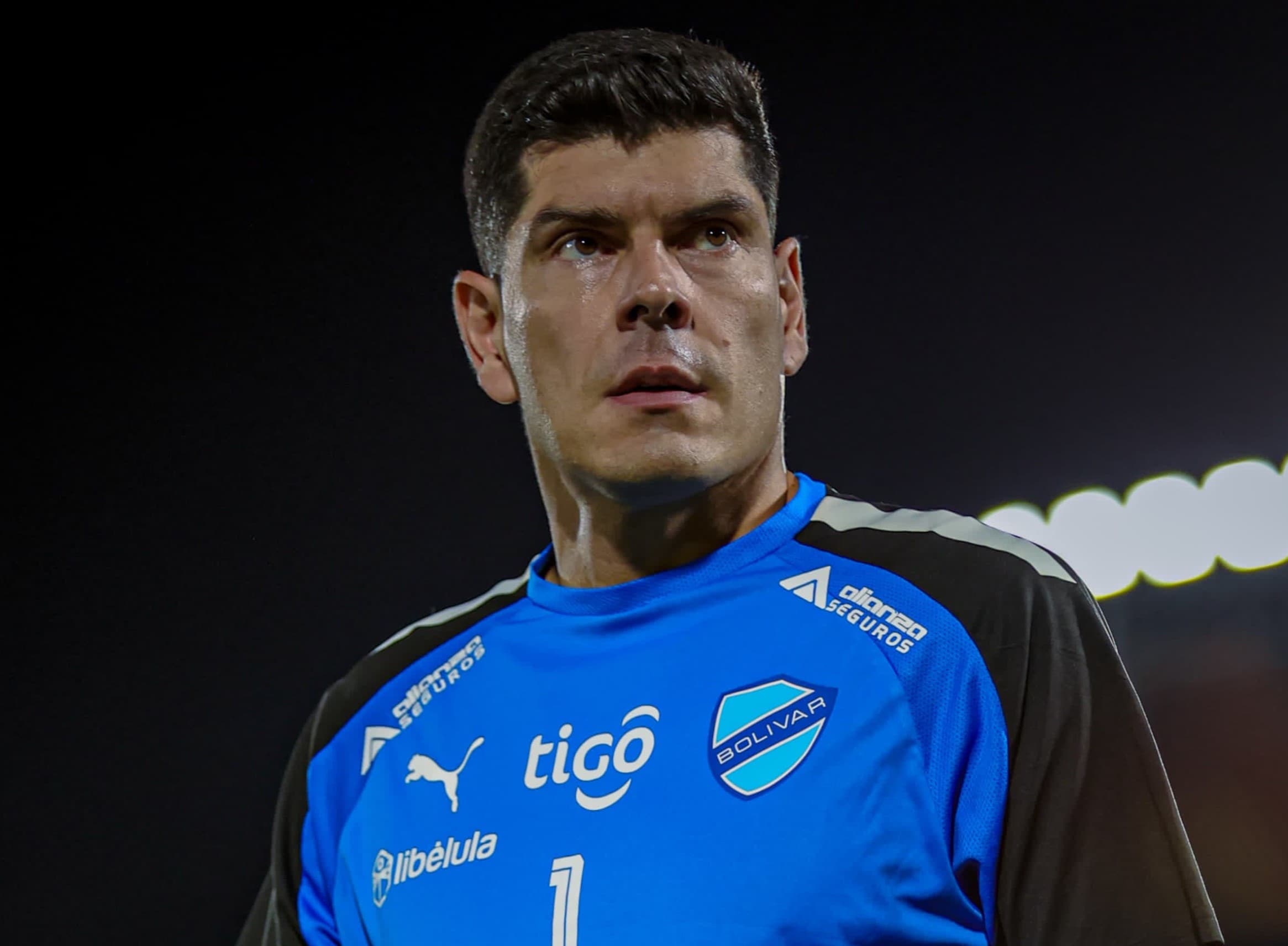 Carlos Lampe em jogo do Bolívar; goleiro boliviano tem histórico contra Flamengo e técnico Tite