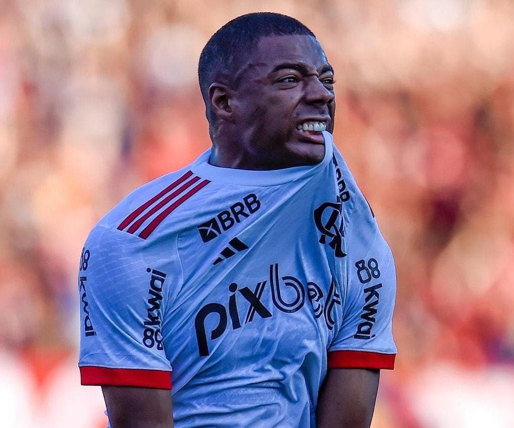 De La Cruz comemora gol pelo Flamengo