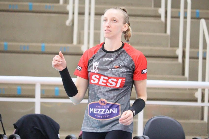 Edinara em quadra pelo Sesi Bauru; oposta encaminha acerto com Sesc Flamengo para a próxima edição da Superliga