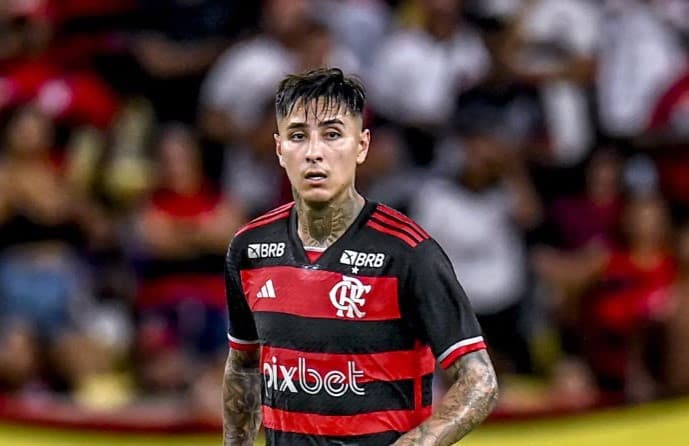 Erick Pulgar em campo pelo Flamengo; Chileno participou de gol em jogo contra o Palmeiras pela Copa do Brasil