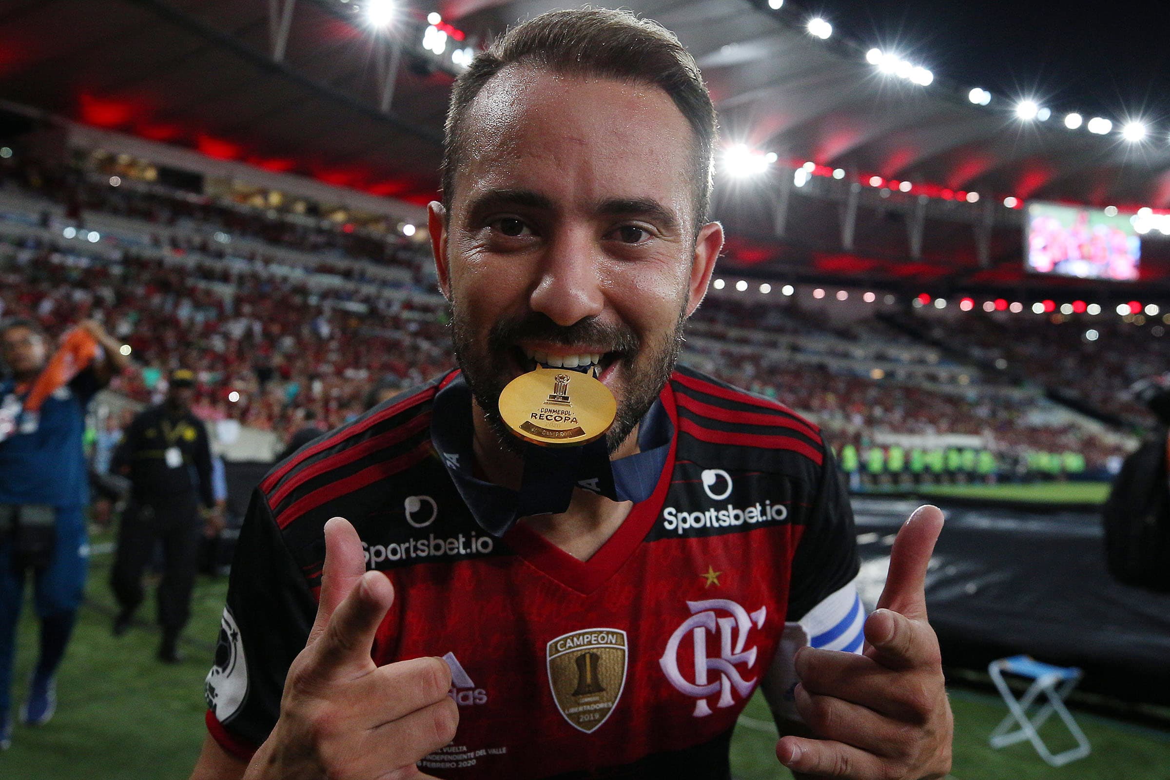 Everton Ribeiro, do Bahia, recebeu homenagem de aniversário do Flamengo