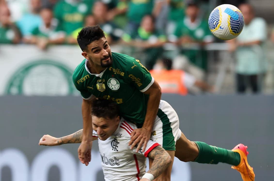 Flaco López vence Varela para cabecear contra o gol do Flamengo, única finalização no gol do Palmeiras em todo o jogo.