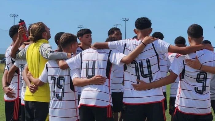 Time do Flamengo faz tradicional rodinha antes de entrar em campo; jogadores foram vítimas de racismo por parte dos jogadores do Philadelphia