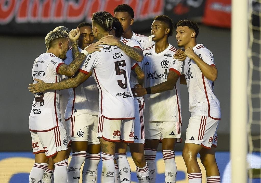 Flamengo comemora gol contra o Atlético-GO. Mais Querido enfrenta o São Paulo no Maracanã com transmissão da Globo.